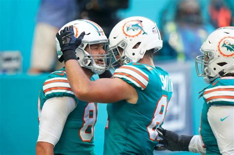 Dolphins’ Durham Smythe throws playful jab at longtime friend Mike Gesicki over departure to Patriots